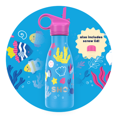 Kid's insulated bottle from SHO in Underwater design (blue background with colourful fish and coral images, pink straw lid and pink screw lid)