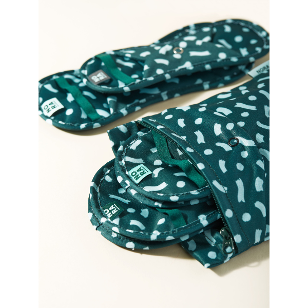 Nora reusable period pads try me pack showing the wet bag containing two pads with two pads alongside