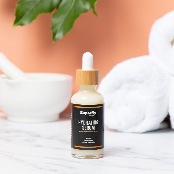Eco-friendly and natural hydrating serum with hyaluronic acid